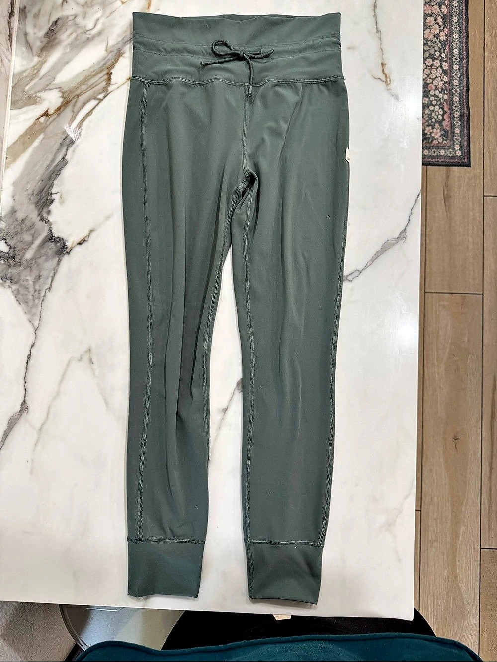 Vuori Performance Leggings in Green Size Medium Like New